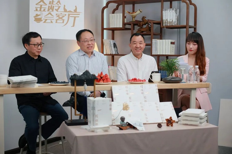 陈行甲、吴光权、柳理、塔塔合影
