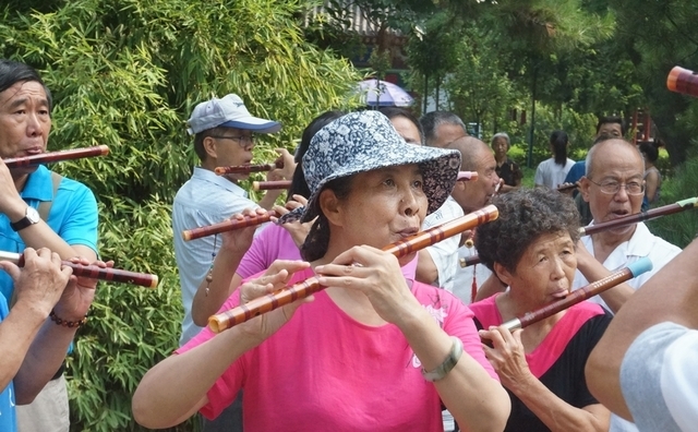 老年人学长笛