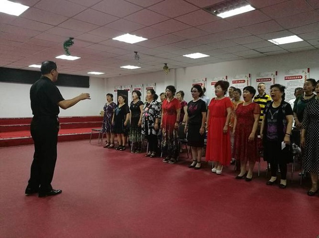 老年人学唱歌