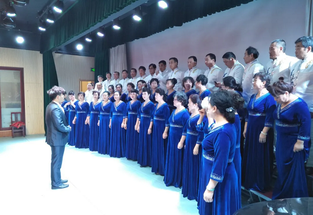 老年人学唱歌