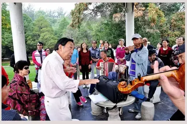 老年人学唱歌的好处