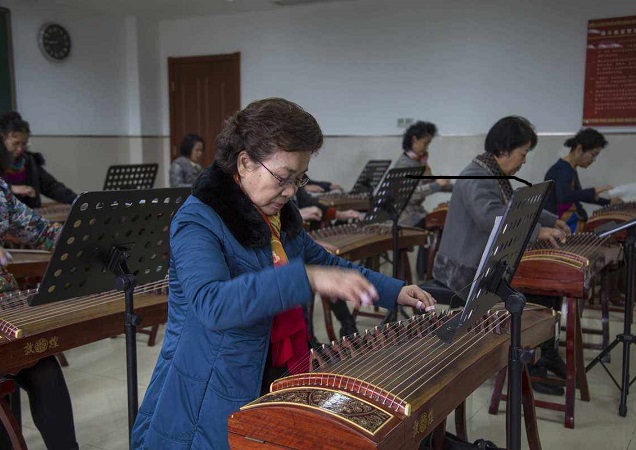 老年人学古筝