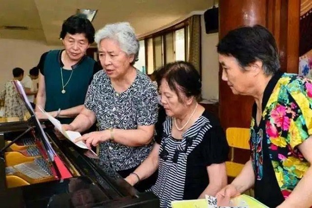 中老年人学钢琴