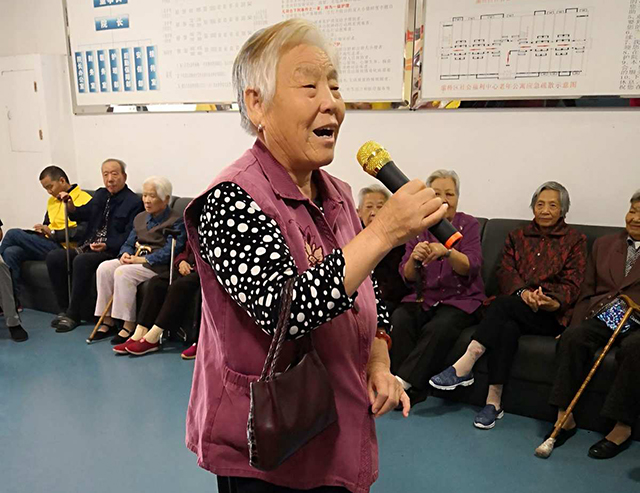 老年人学唱歌